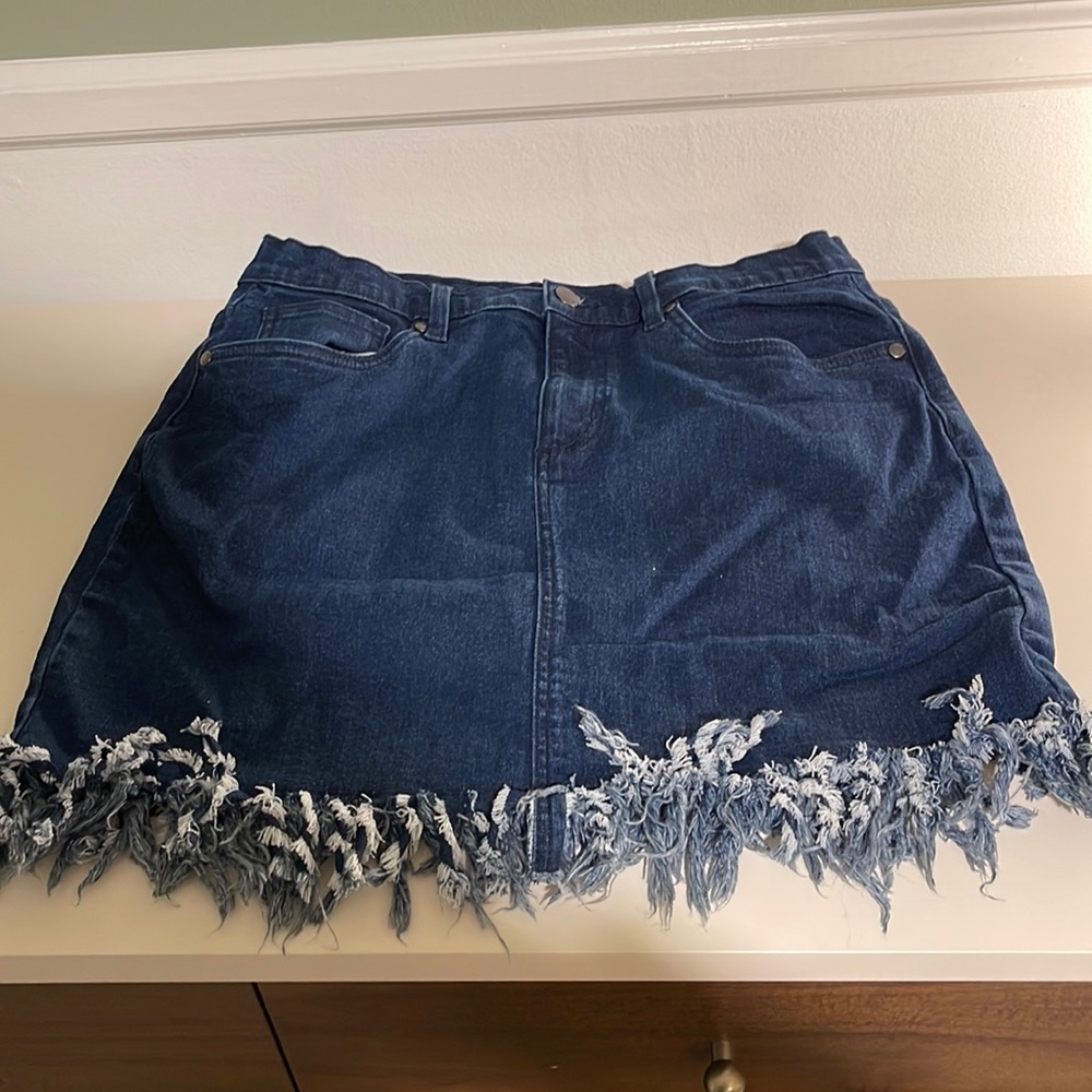 High waisted stretchy jean skirt VENUS size 12 dark denim shredded bottom.